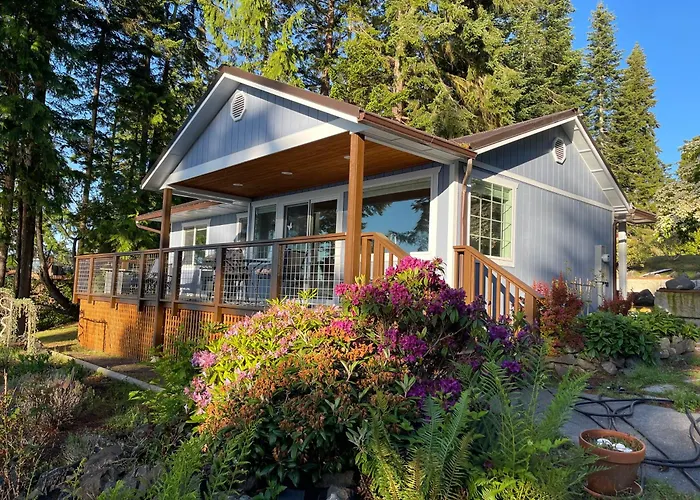 Puget Sound Chic Romantic Cottage With Private Beach Access & Gated Entry