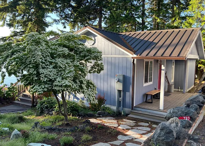 Puget Sound Chic Romantic Cottage With Private Beach Access & Gated Entry
