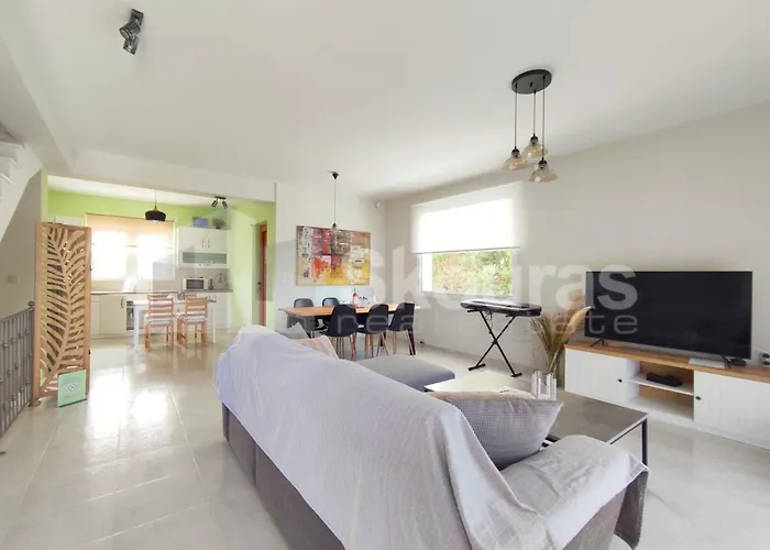 The Bright House A Two-Storey Maisonette In Loutraki