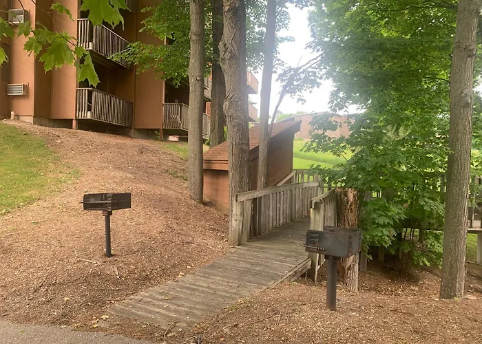Spacious Condo With Pool Pass!