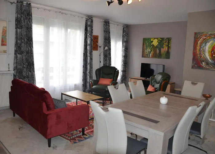 Spacious Flat Close To The Railway Station