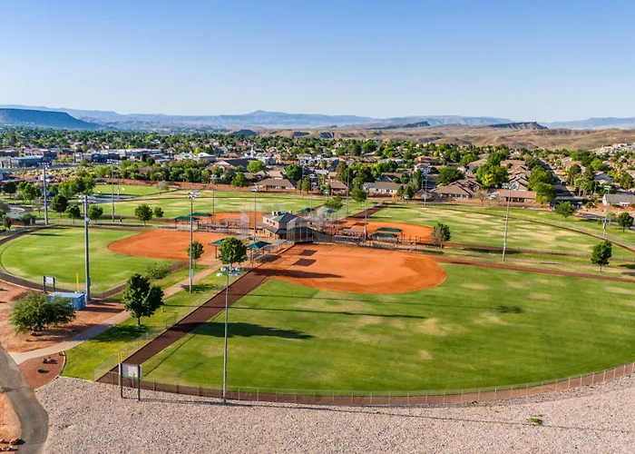 Ocotillo Springs: Spacious Group Retreat with Community Pool