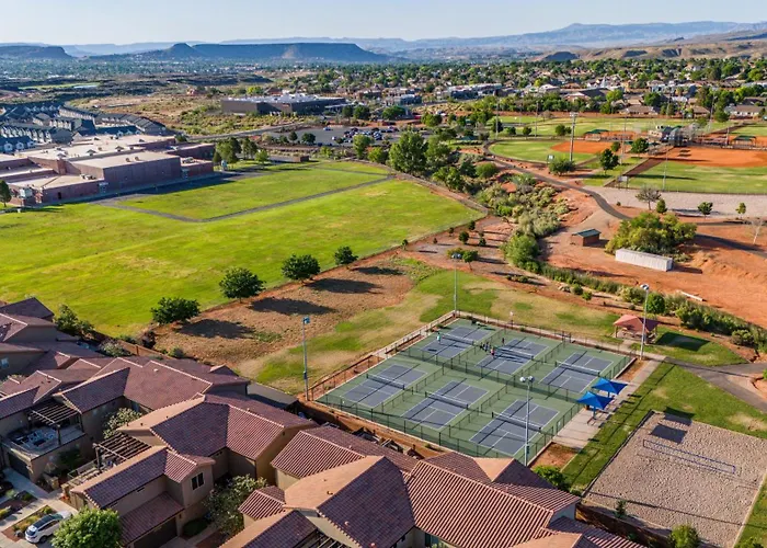 Ocotillo Springs: Spacious Group Retreat with Community Pool