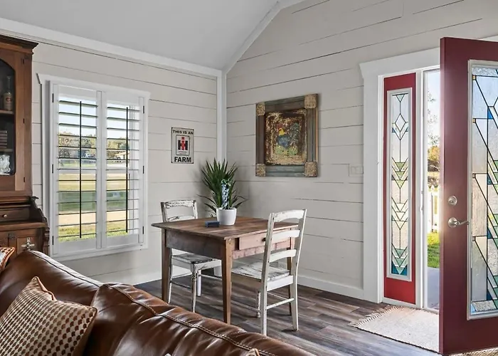 Historic 1 Bedroom Cottage - Mountain Views - Firepit