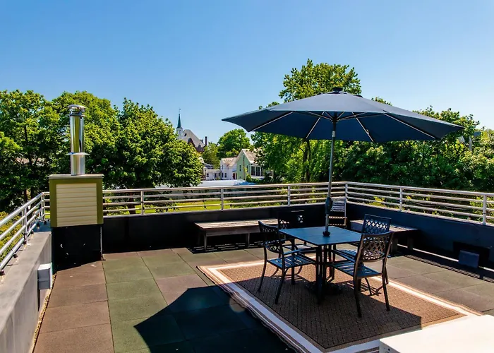 Dwntwn Home, Prvt Rooftop And Soaking Tub!