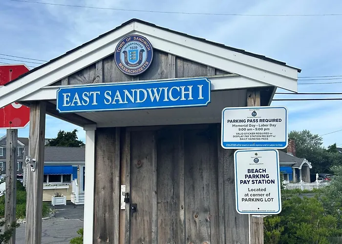 Cape Cod Getaway: Walk To East Sandwich Beach
