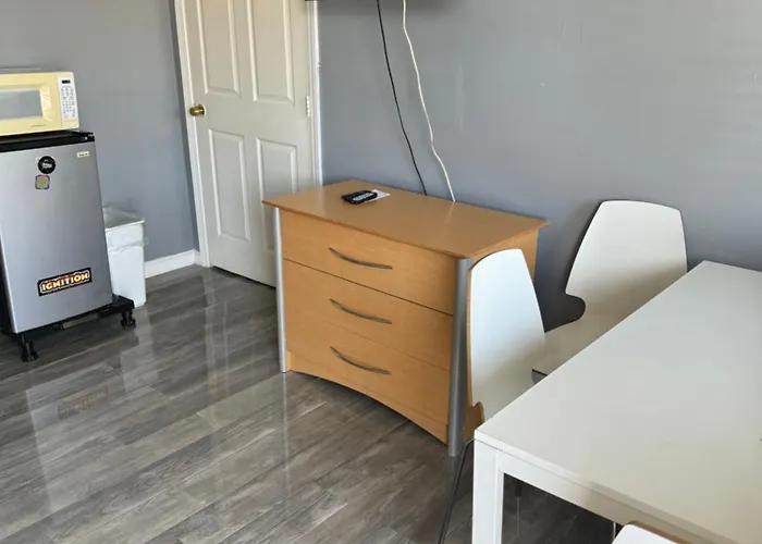 12 Ashworth Ave Suites