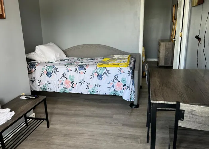 12 Ashworth Ave Suites