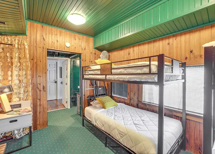 Charming Converted Railcar Studio In Joplin!