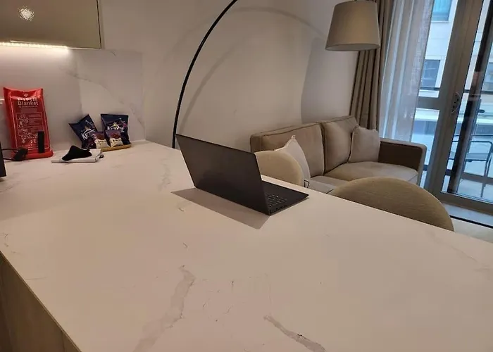 Entire Prestige Apartment In Poole Quay - Free Parking, Fast Wifi, Smart Tv & Netflix