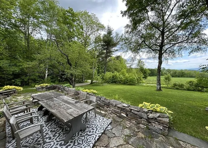 Bromley Farmhouse Close To Skiing And Hikes