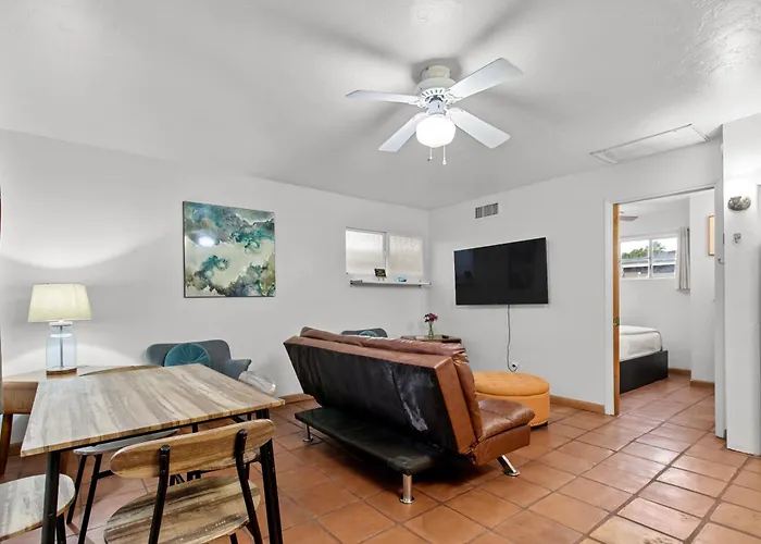 Sunlit Palm Cottage In Uptown Phoenix