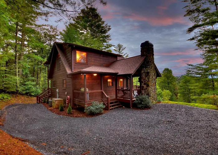 Mountain High Lodge - Mineral Bluff, Ga - Take In Sweeping Mountain Views, And Rack Up A Game Of Pool At This Lodge, Just Minute