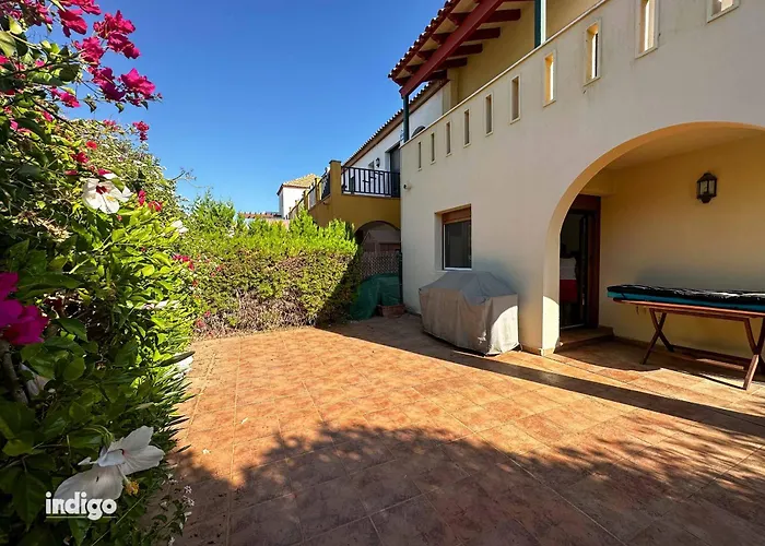 Bright 3-Bedroom Townhouse - Las Lomas - Bau01