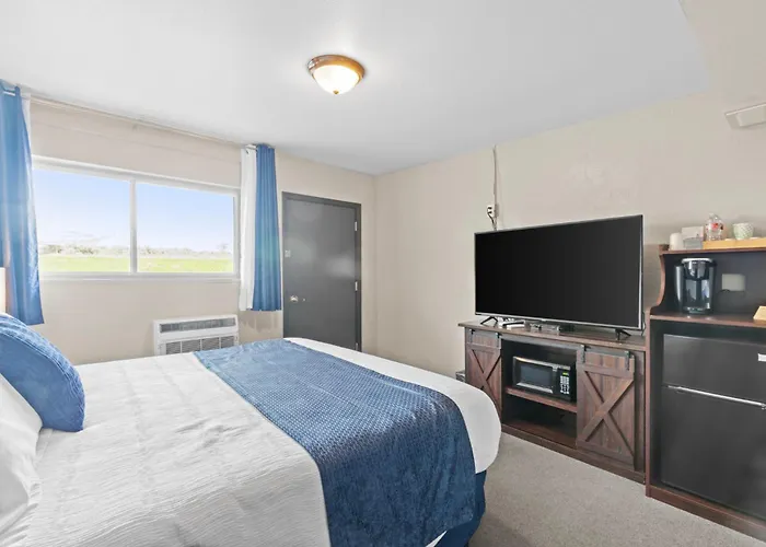 Lost Trail Resort - Riverside Rooms - Near Hot Pools
