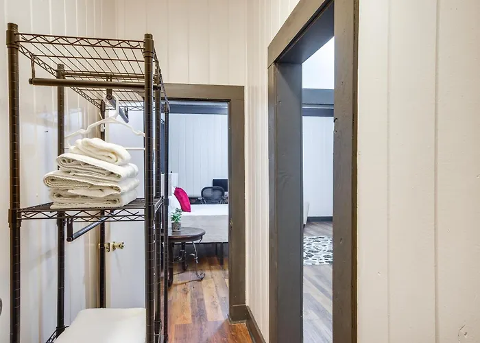 Modern Couple'S Retreat In Greenwood!