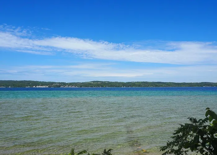 Quiet Cozy Lake House, Suttons Bay, Wood-Burner Fp