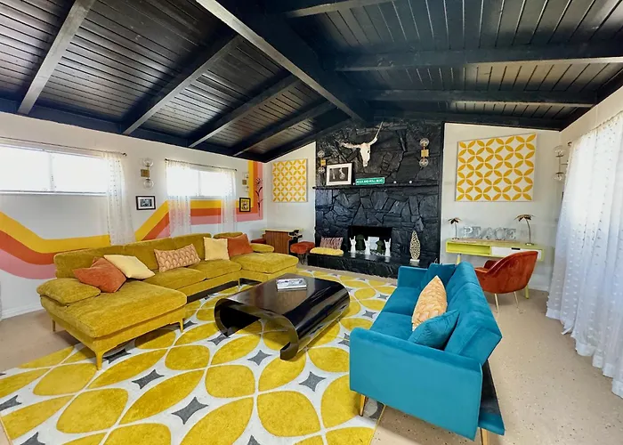 Mid-Century Modern Home W/Pool & Hot Tub