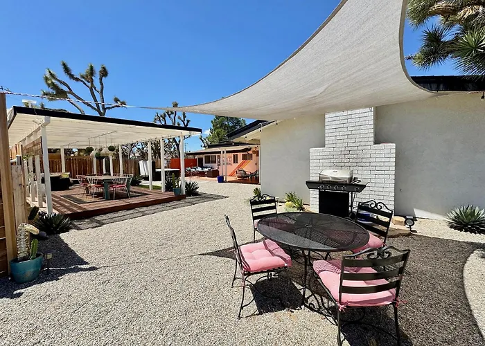 Mid-Century Modern Home W/Pool & Hot Tub
