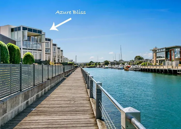 Azure Bliss - Majestic Apartment On The Water