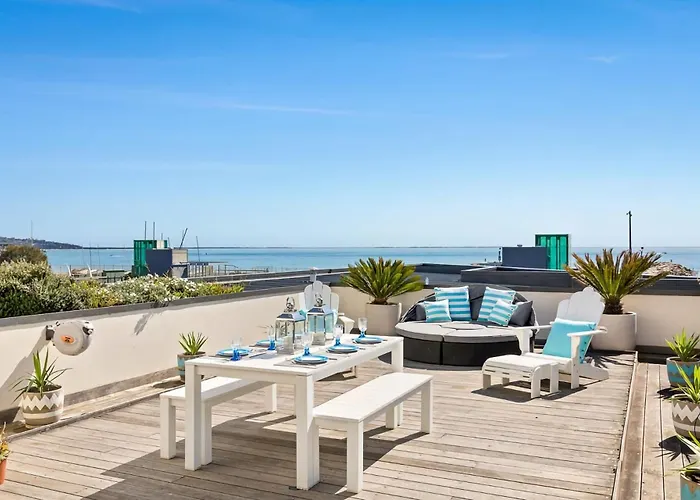 Azure Bliss - Majestic Apartment On The Water