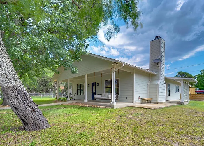Texas Hill Country Retreat - Walk To Nueces River!