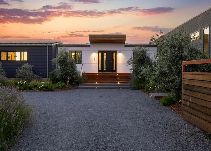 Luxury Villa Year-Round Heated Pool Hot Tub Fire Pit Lawn