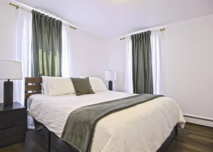 Downtown Prestige: Parking, King Bed, Sleeps 6
