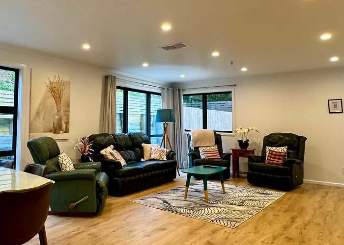 No Party Allowed, Entire Brand New 3 Bedroom Townhouse, Free Unlimited Fibre Wifi And Free Parking