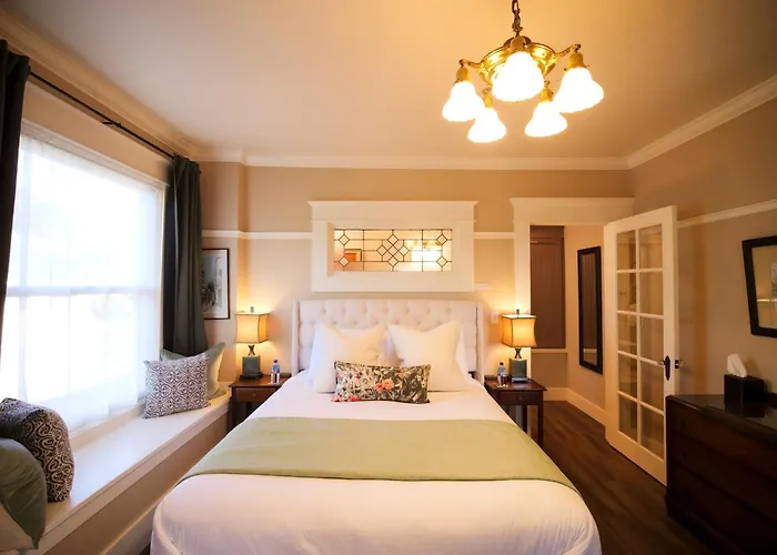 Redtail Inn - 3 Suites Sleeps Up To 12