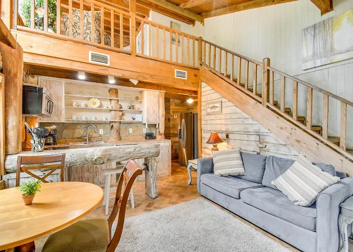 Riverfront Deck: Outdoor Retreat In Fairhope!
