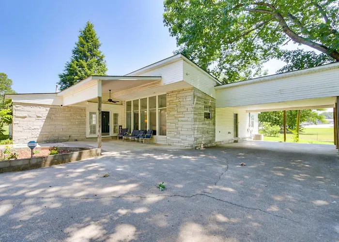 Expansive Family Home: 6 Mi To Dtwn Florence!