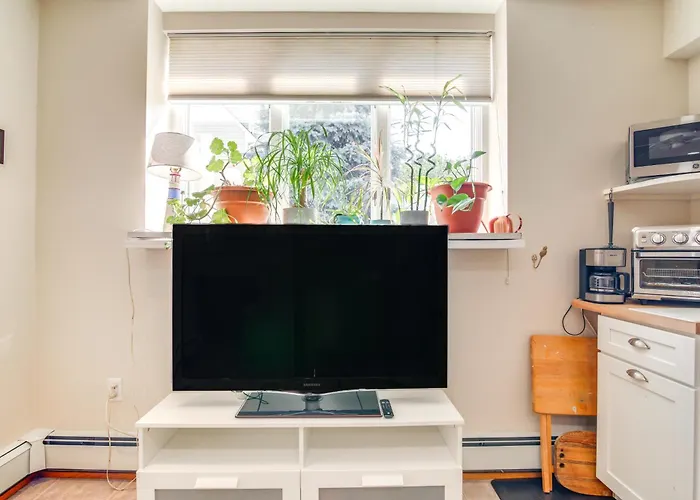 Pet-Friendly Garden Studio ~ 25 Mi To Boston!