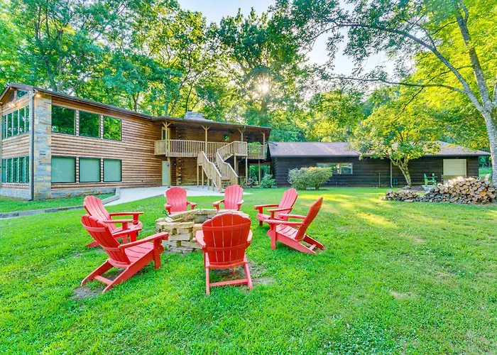 Family-Friendly Riverfront Manor On The Little Red