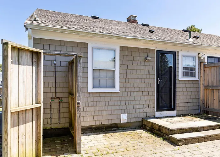 Beachside Retreat! Cozy 1-Bedroom W Private Yard