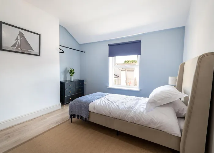 Red & Blue Flat 15Mins To Liverpool City Centre, Free Parking