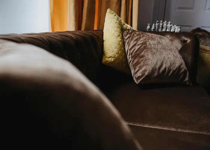 Grand Victorian Villa 6 - En-Suites, Hot Tub, Cinema Room, Private Parking & Park View