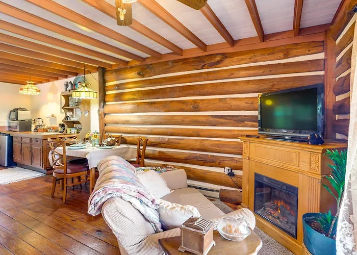 Cozy Luray Cabin W/ Views: Near Hiking Trails!