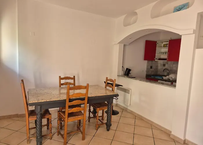 Joli Appartement Climatise Avec Terrasse A Moin 10 Minutes A Pieds De La Plage
