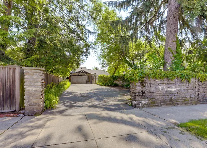 Shared Hot Tub: Historic Cottage, Walk To Elm Park