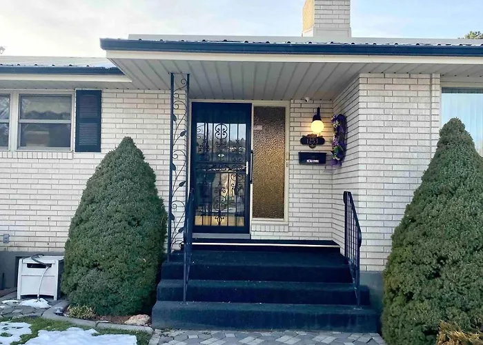 Roomy Midtown Home-Large And Central To Everything