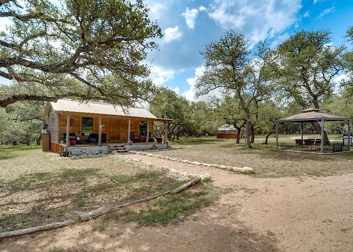 'Cozy Cabin' Hill Country Escape W/ Views