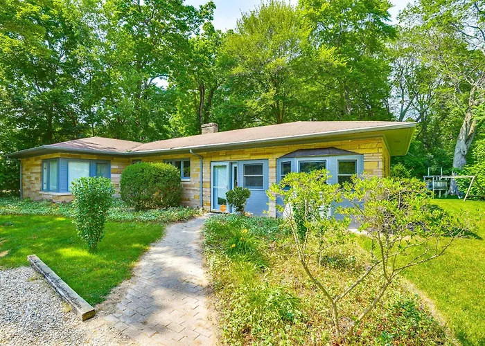 Charming Union Pier Home W/ Deck: Half-Mi To Beach