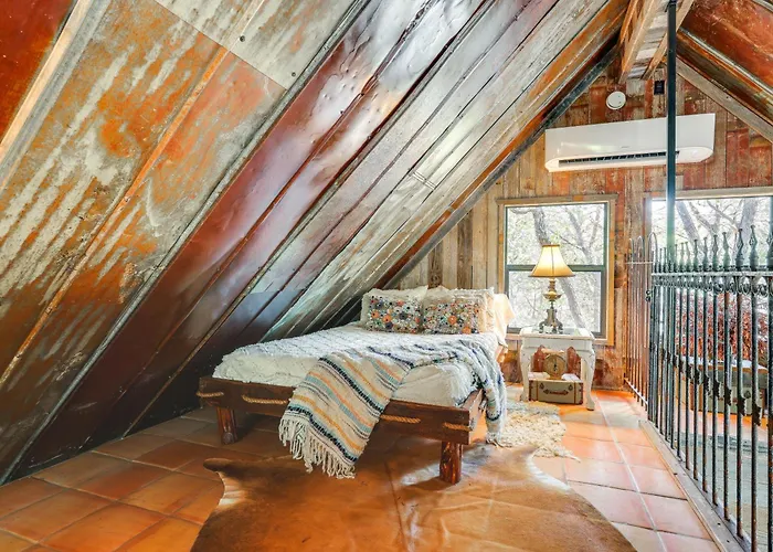 'Horse Thief Inn' Cabin Retreat W/ Deck & Hot Tub!
