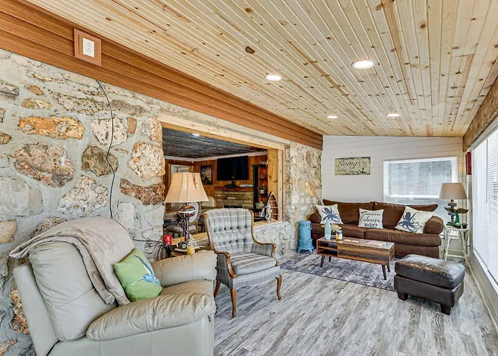 3 Cabins! Lakefront Reunion Retreat In Rocky Mount