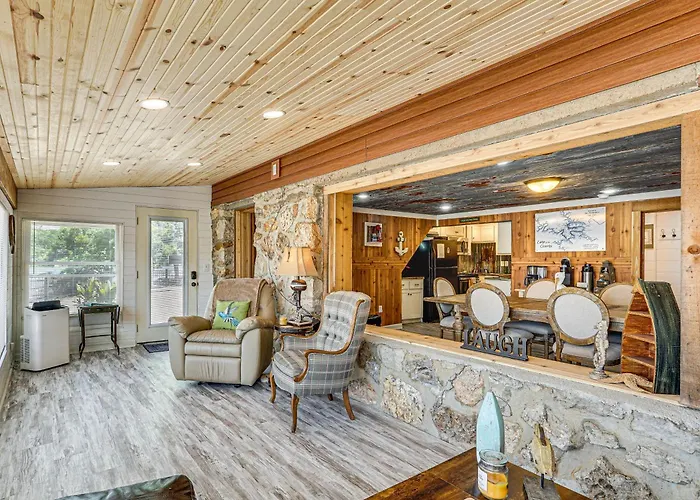 3 Cabins! Lakefront Reunion Retreat In Rocky Mount