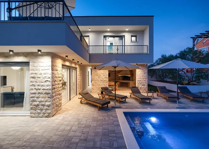 Crowonder Villa Bura With Heated Swimming Pool And Jacuzzi