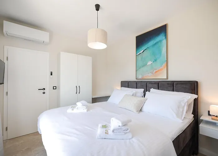 Crowonder Villa Bura With Heated Swimming Pool And Jacuzzi