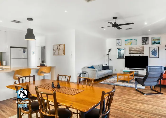 Contemporary Lakeside Stunner 3 Bedrooms And Jetty