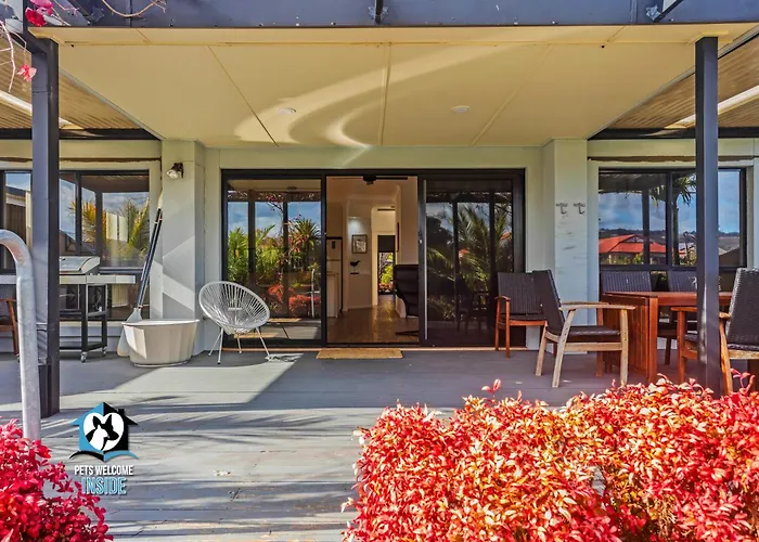 Contemporary Lakeside Stunner 3 Bedrooms And Jetty